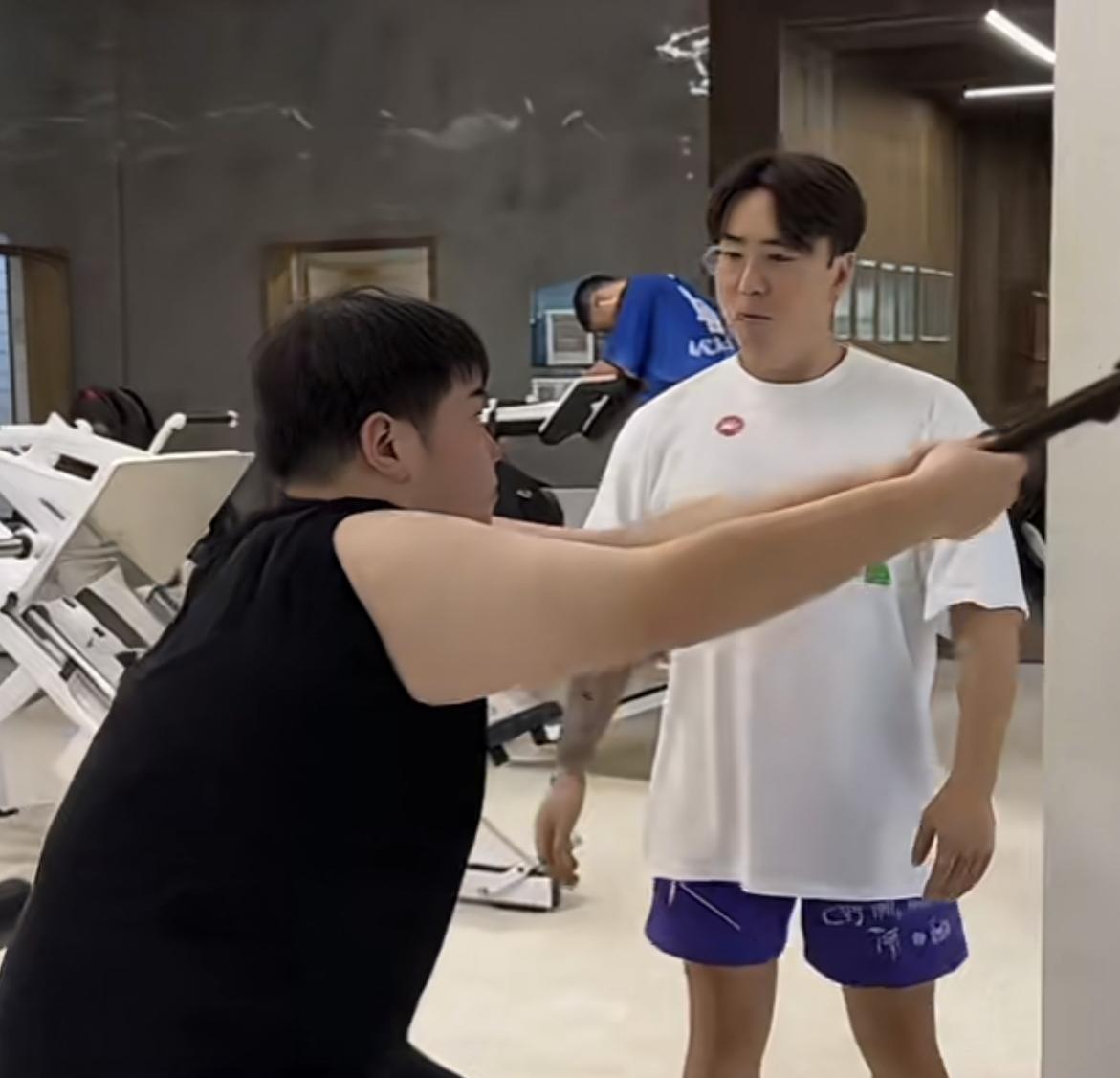 男子在健身房拉练
一男子在旁边自信满满的想要展示
结果“嗖”的一下消失了，网友：