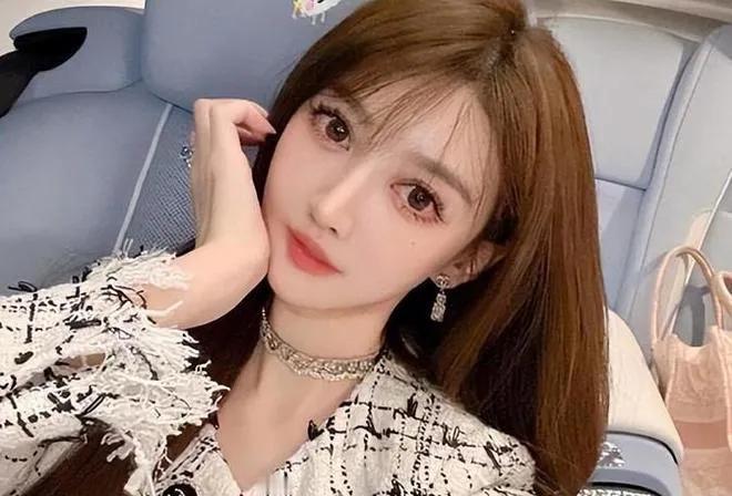 黄晓明女朋友"叶珂直播金句频出，高情商回应质疑，真诚分享恋爱心得，甜蜜又理性，迅