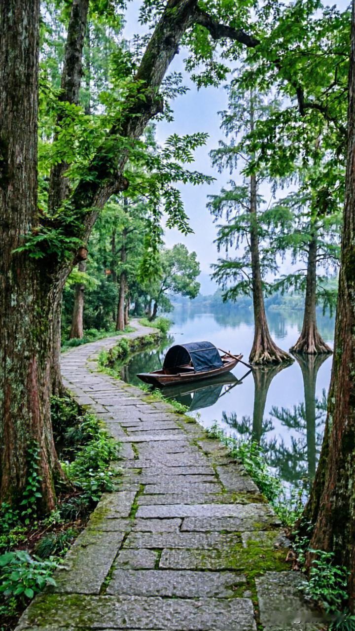 牌桌常聚浪荡客，日久心邪家易破。
舞池灯下暧昧生，一步越界悔终身。
他乡孤枕最漫