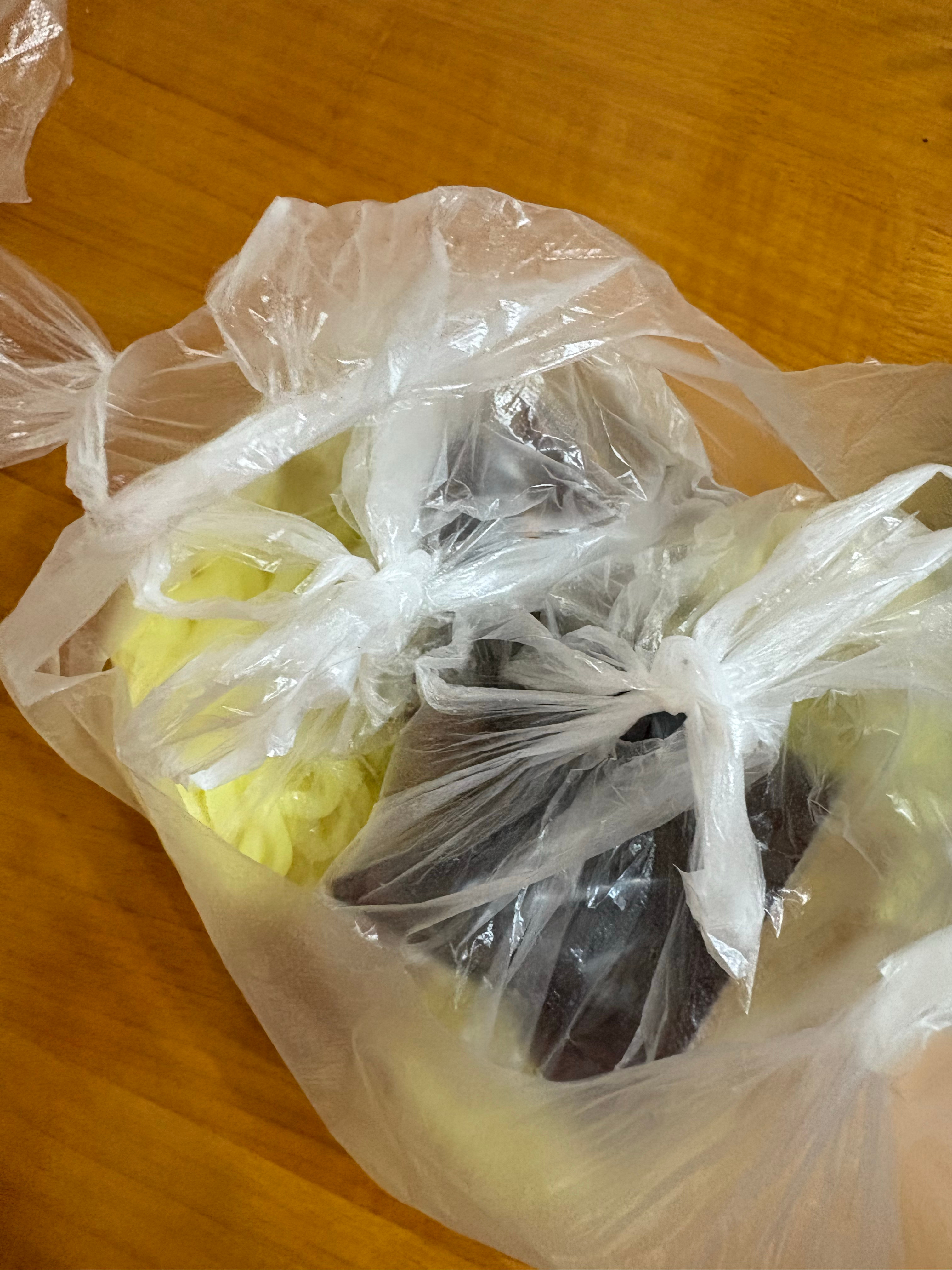 我家的晚餐：小米粥，馒头，炒小青菜，凉皮小宝子拉稀好几天了，我和婆婆决定每晚都熬