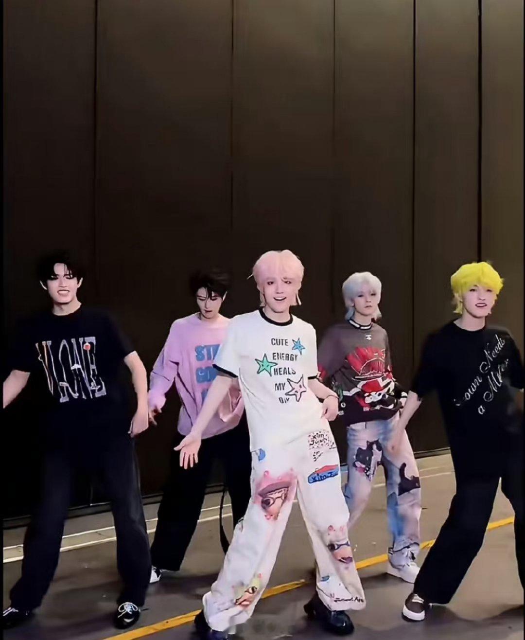 TOP更新站位登陆少年的站位有变动，目前是：苏新皓  张极 张泽禹 朱志鑫 左航