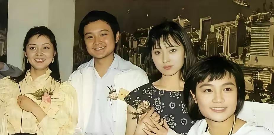 只认出左边这位是央视主持人张莉，一双亮闪闪的大眼睛，端庄温婉，格外动人。她和丈夫
