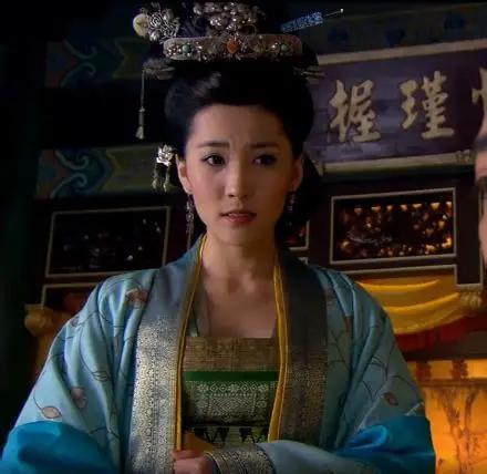 1127年。两个皇帝跪在地上，三千嫔妃套上绳子被人当牲口牵走，整个大宋的体面碎了