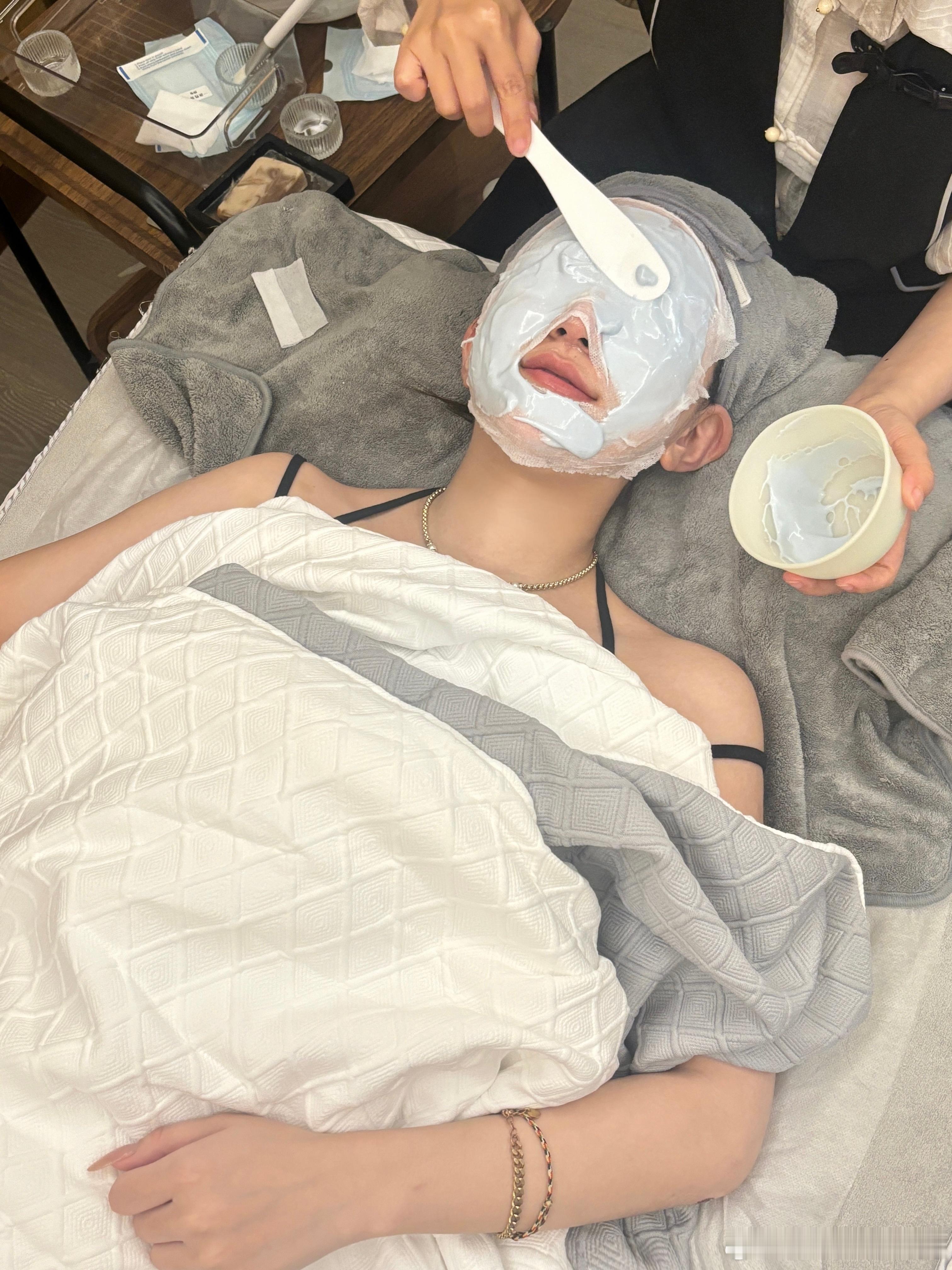 烈日炎炎跟老弟来做皮肤管理了 郑州太热了 给我皮肤都整干敏了[苦涩]今天是40度