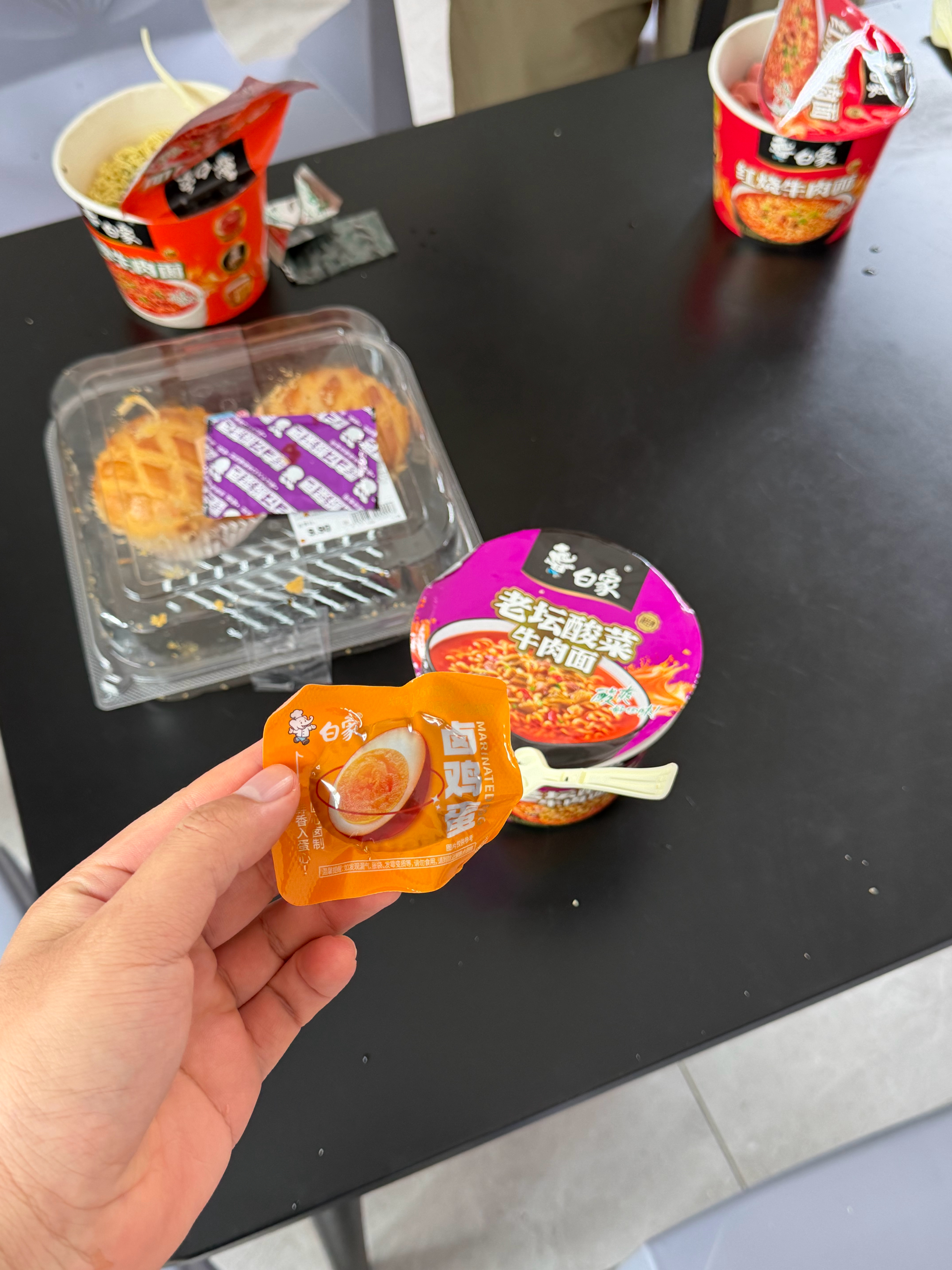 在服务区吃满汉全席了 泡面 卤蛋 火腿肠 但是撕卤蛋的时候把衣服搞废了[捂嘴哭]