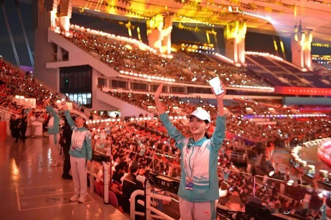营造氛围，大学生们总是最擅长的。最近，在全运会的开幕式上，2950名充满活力的大