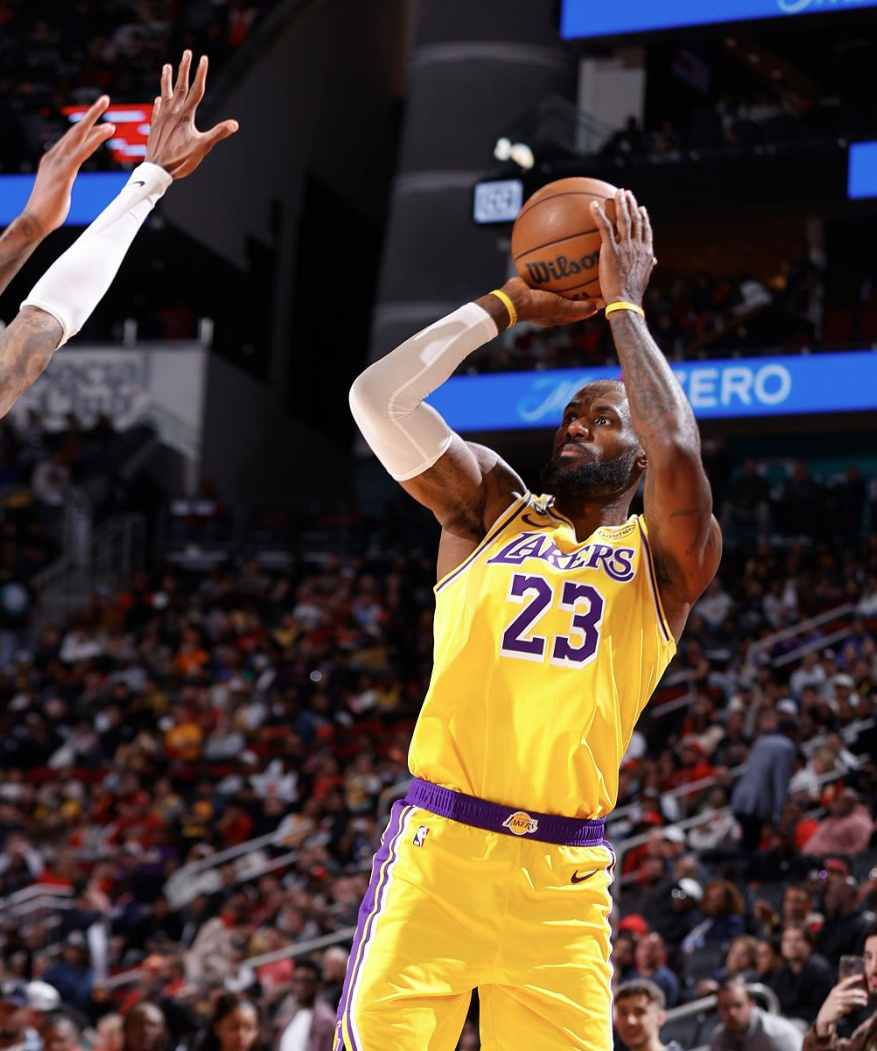 湖人力克火箭稳居西部第三！杜兰特关键失误葬送比赛，18分7失误成球队最大隐患湖人