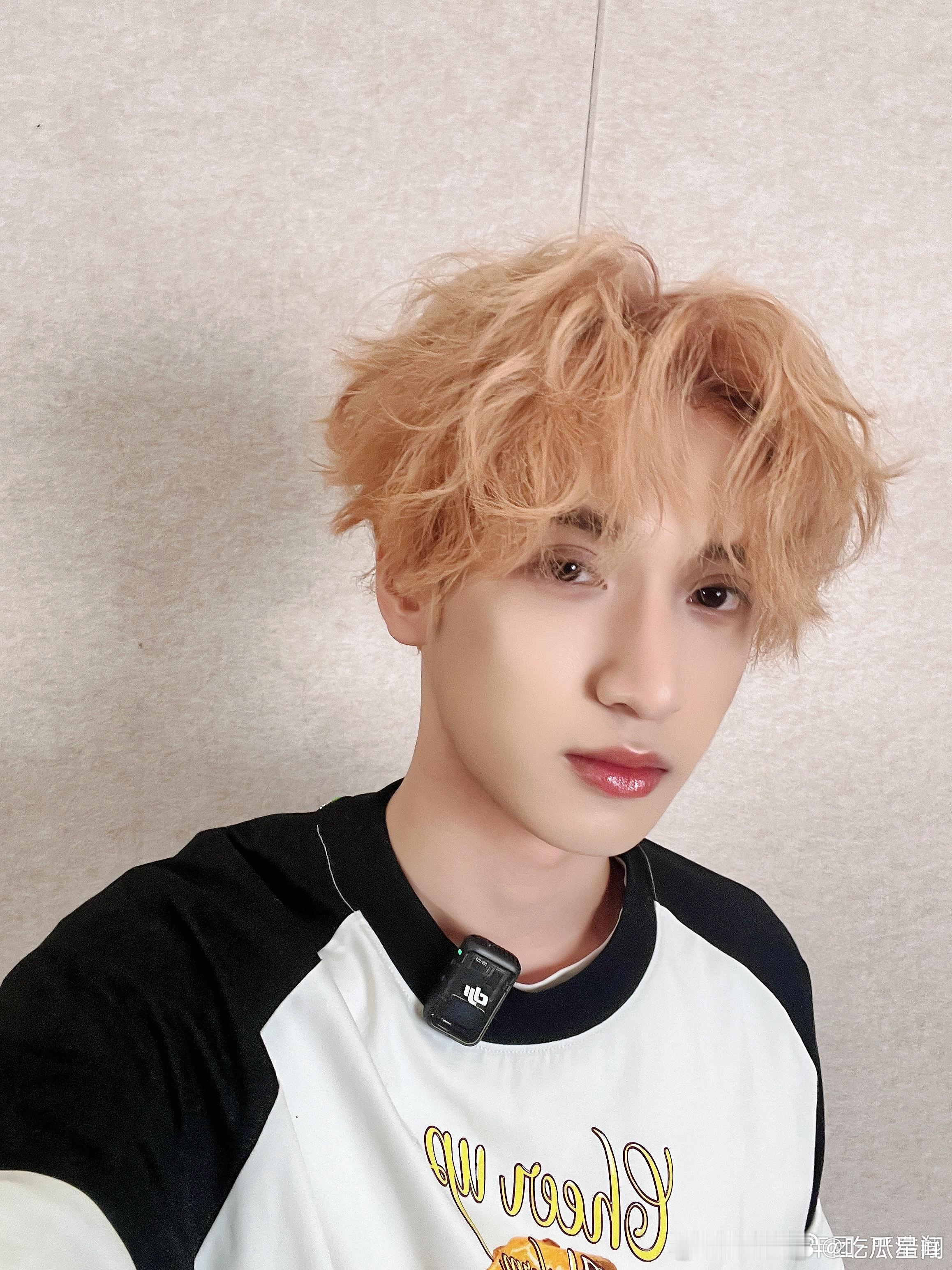 #严浩翔头发褪色前自拍##严浩翔黄发自拍# 严浩翔，褪色前的影像如同一首优美的旋