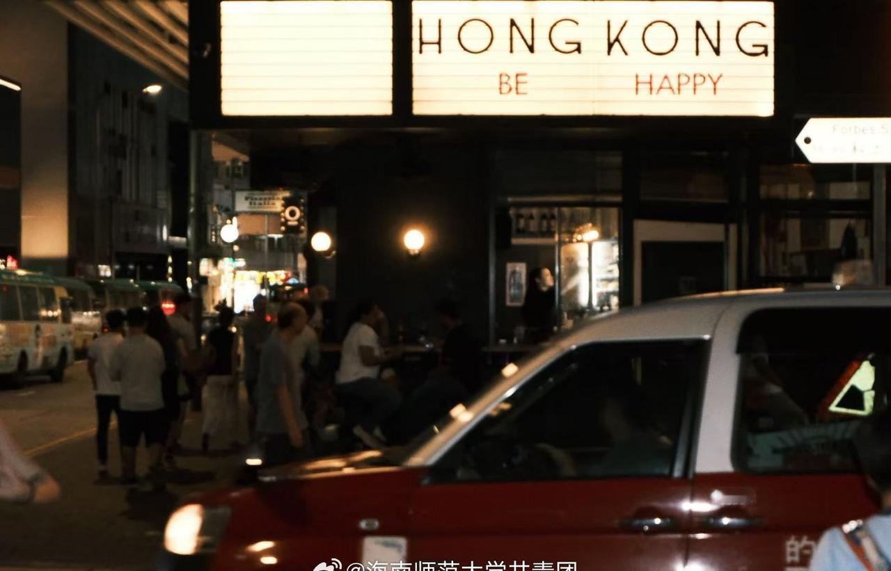 霓虹点亮的夜，人潮与车影交织，这份悠然漫进长夜，伴你入安适的梦。💤
📷｜陈书