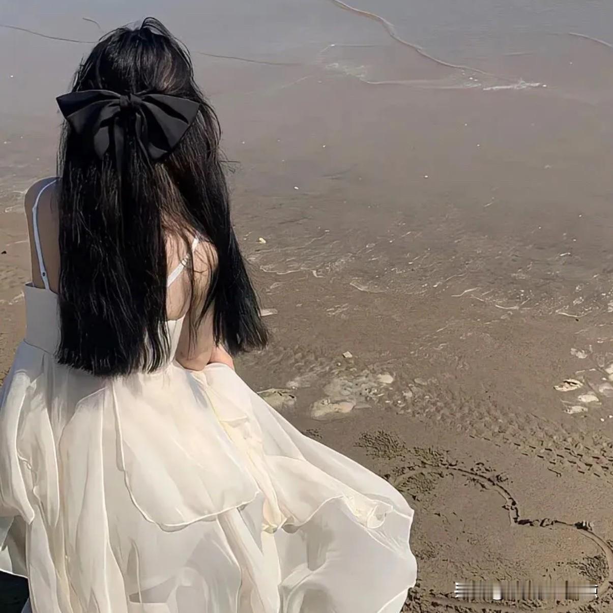 很多女人容易犯傻

以为你陪一个男人睡了，他就是你的了

别傻了，他是人属于你了