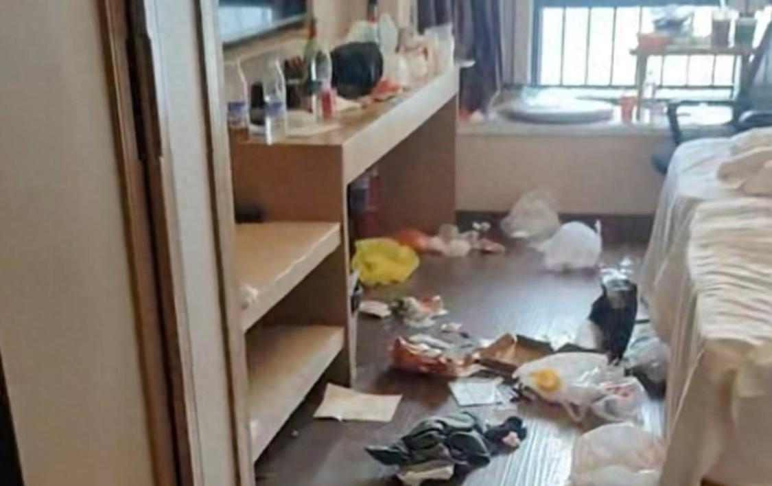 山东济南，一男子在酒店入住一晚，退房后直接留下满屋垃圾，房间地面、桌面堆满外卖餐