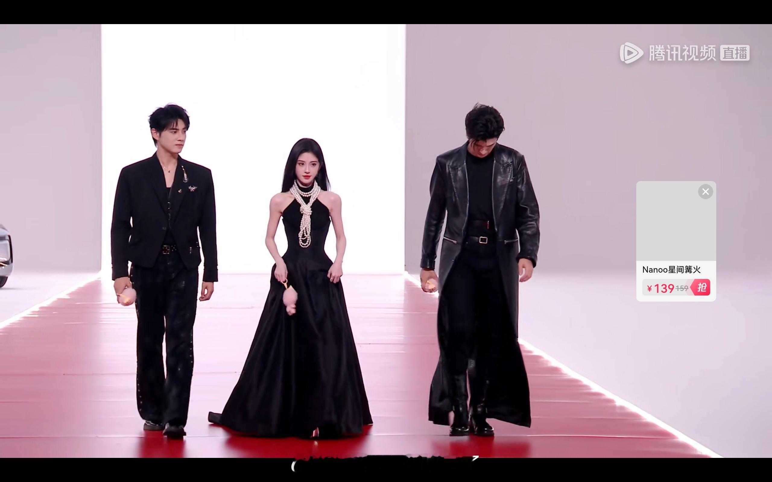 先不说裙子下的鞋子有多高，鞠婧祎这肩膀看着真奇怪啊，居然有一种很雄壮的感觉，感觉