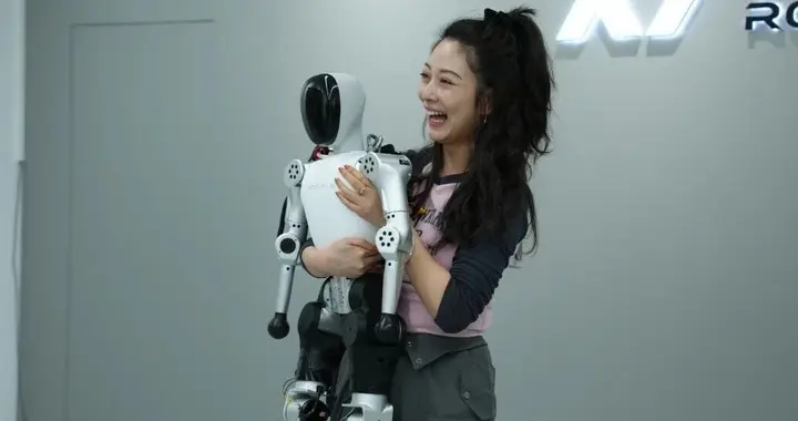 9998元！全球首款萬元以下人形機器人來了，21自由度，能說會走
