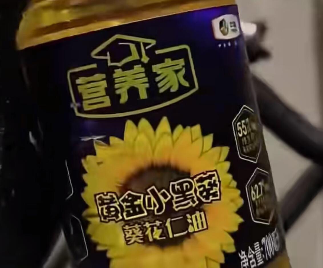 你说这事儿多离谱，江苏常州便利店把食用油当饮料卖，三块钱一瓶居然还卖断货了，老板