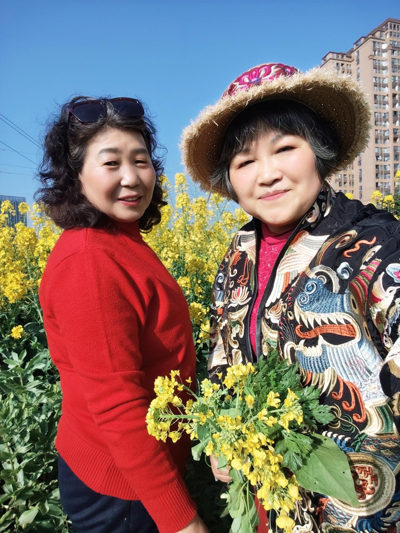 三月春风暖，菜花遍地香，三八妇女节未至，我和几位老姐妹便相约提前赴了这场春日的庆