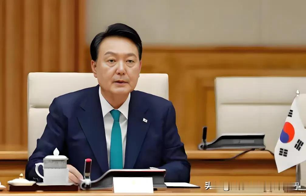 尹锡悦脱衣躺地拒捕，为了对抗特检组，他已经不要脸了，放弃了体面，放弃了尊严，俨然