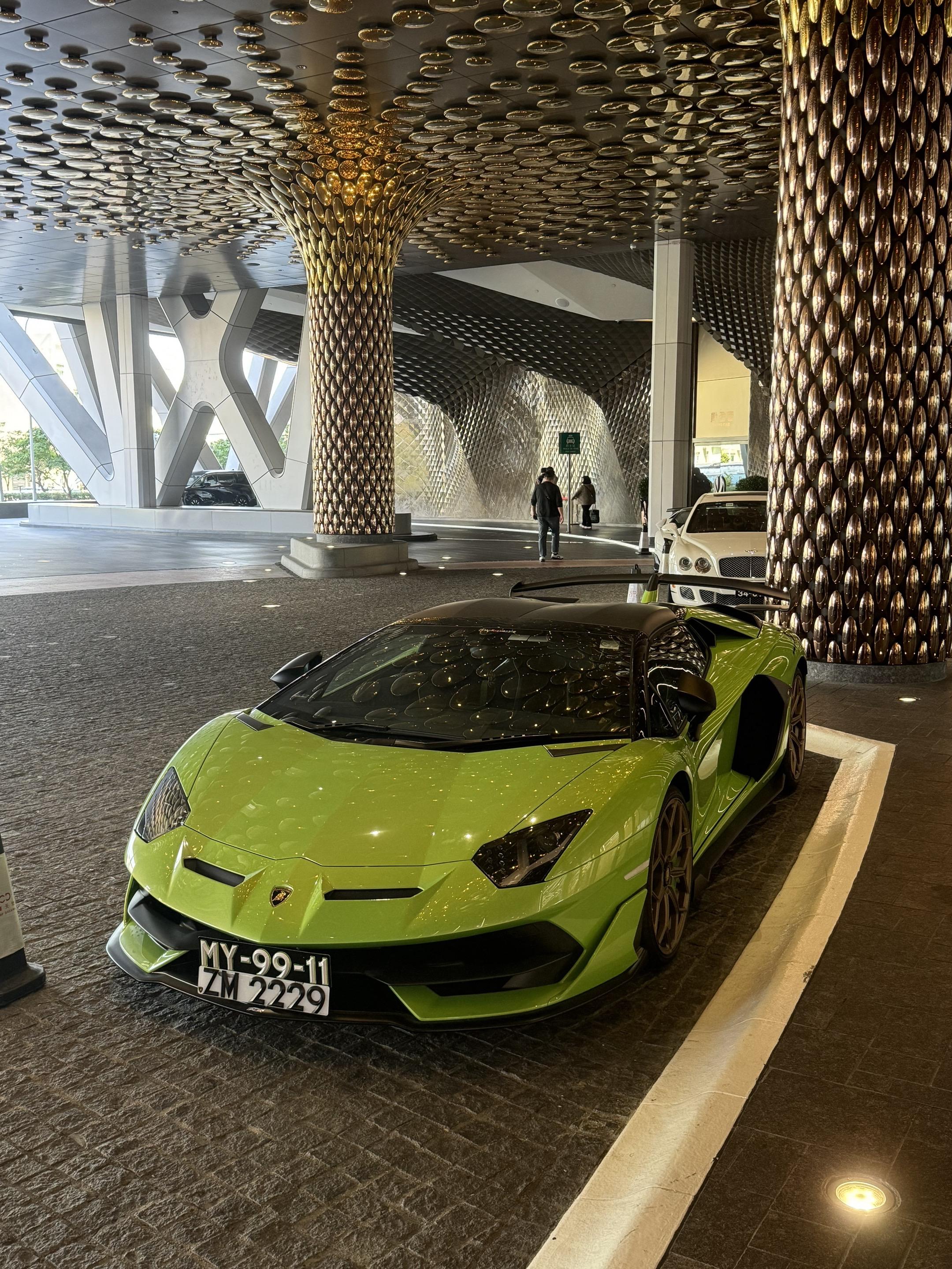 在澳门偶遇小弟小武的敞篷兰博基尼Aventador Svj