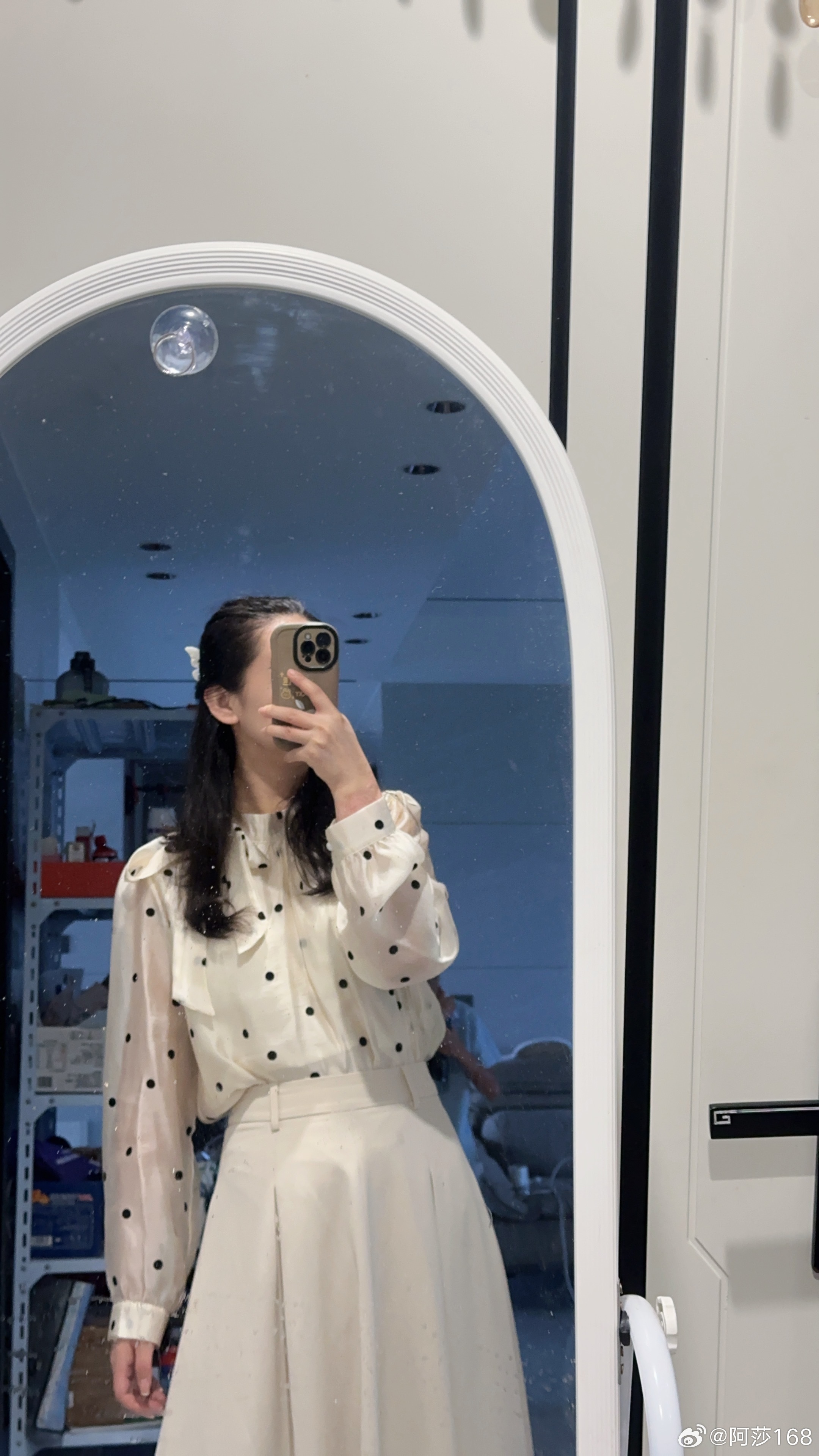 下过雨的天气☁️终于不再那么闷热了👩：今天这样穿好看吗🤩👦：可以可以🎄?