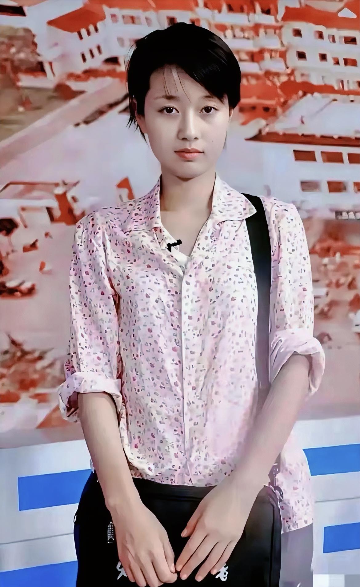 这是马伊琍二十岁上下时的照片，彼时她应该已步入大学校园。从照片来看，她身着一袭碎