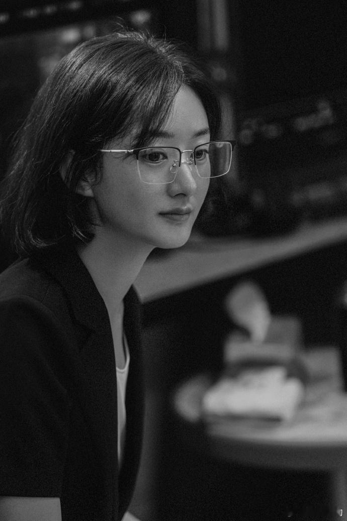 赵丽颖高月香的半框眼镜赵丽颖半框眼镜高干文女主 新配的半框眼镜架在高月香的鼻梁上
