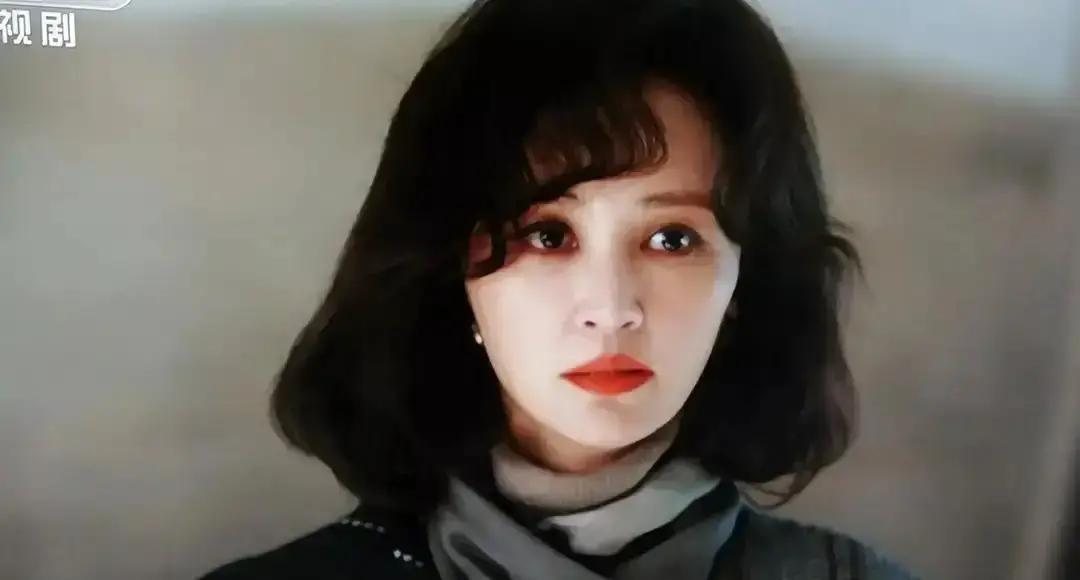 凌晨三点，她剪断脐带，孩子哭第一声，她先喊的是“东风”。
 
霍东风在隔壁监仓刷