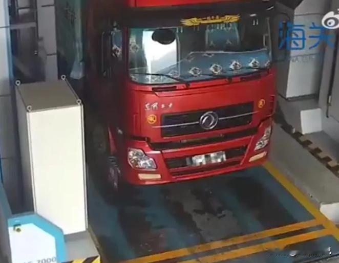 “好一个瞒天过海”，一辆拉着“水泥”的出口货车，被海关工作人员拦了下来，怎料，竟