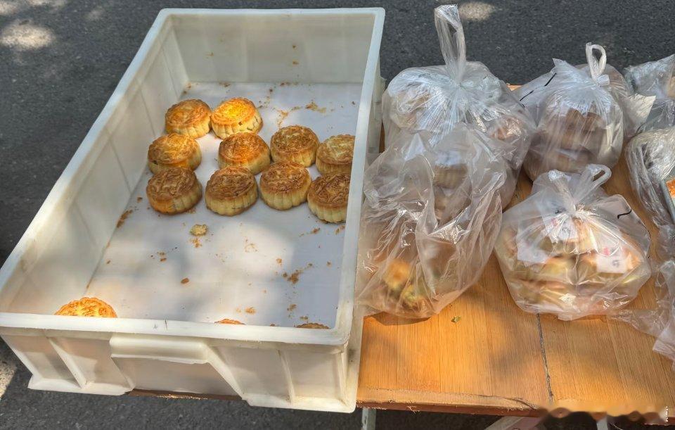 最近街边卖月饼的越来越多啦，普通的月饼十块钱四个，稍微特殊点的三块钱一个，还有四