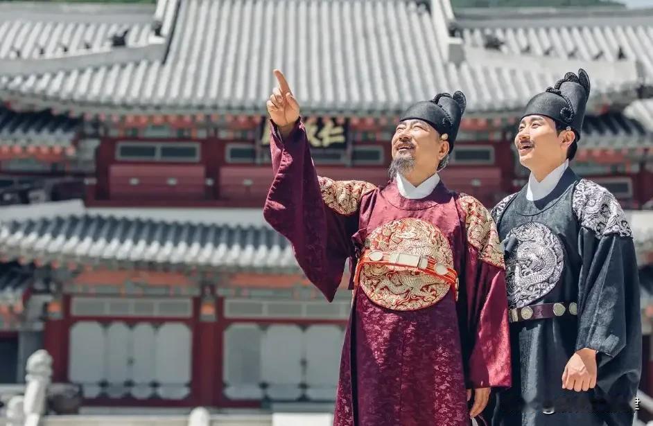 落第书生醉卧郊外，老者断言：能当几天“假天子”
 
苗晋卿出身普通书香家庭。他从