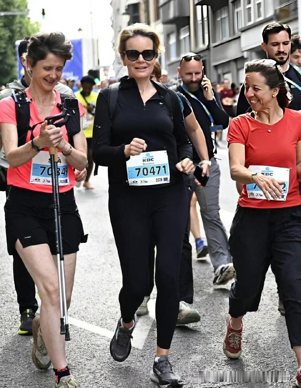 5月末的这一天，马蒂尔德王后和小儿子伊曼纽尔王子一起参加了布鲁塞尔的20公里跑步