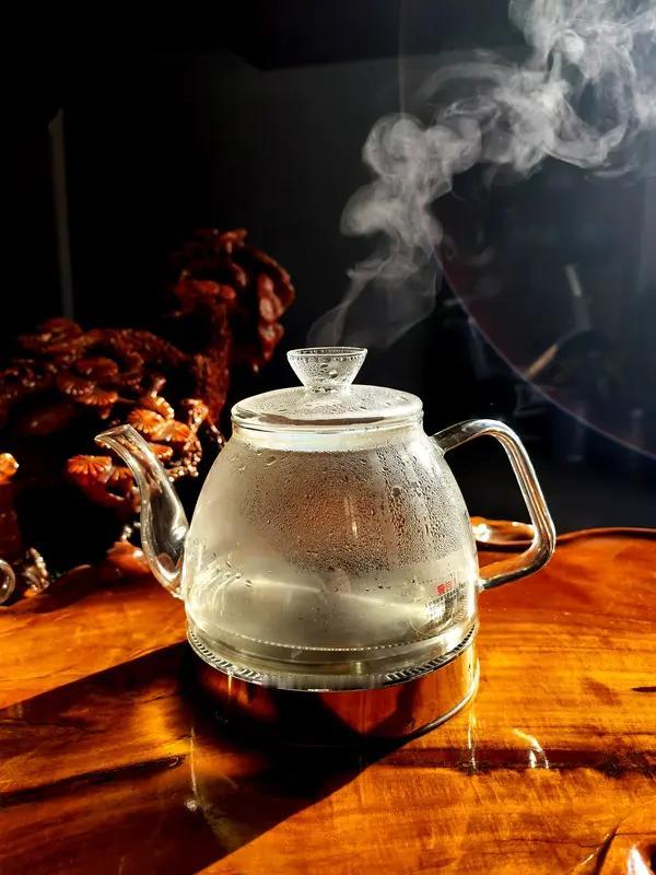 早上起床,你该喝温水还是凉水? 早上起床，喝温水还是凉水，这是个值得探讨的问题。