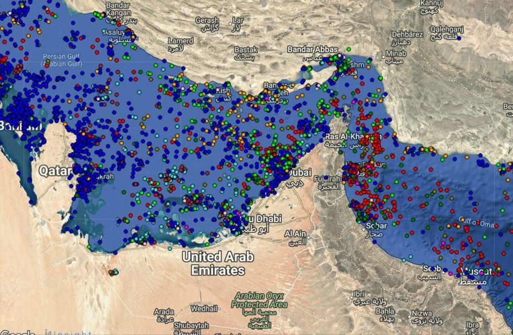 这回玩大的了！
伊朗伊斯兰革命卫队海军通过甚高频无线电宣布，禁止所有船只通过霍尔