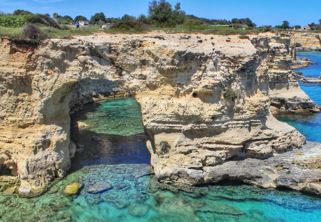 近日，意大利亚得里亚海沿岸一处被称为“爱情拱门”的天然岩层，在经历了数日的恶劣天