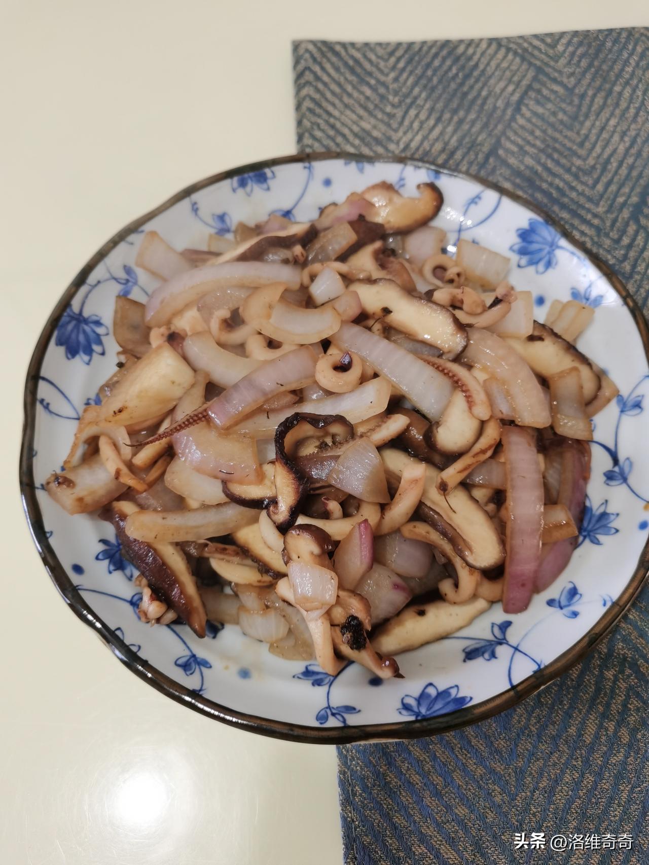 今天在食堂吃饭，发现菜里有根头发。
我淡定挑出来安慰自己：
没事，至少证明这是人