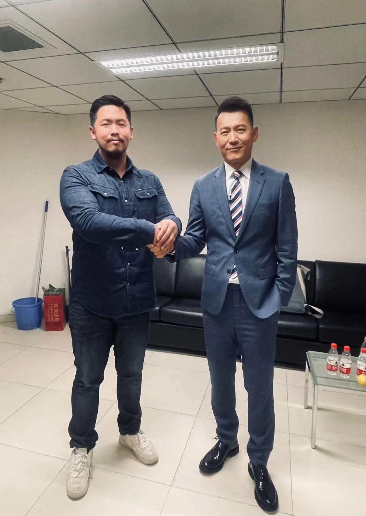 儿子七月底回国以后我还没有见过他，昨天跟他联系的时候他说正在录制一个节目。今天下