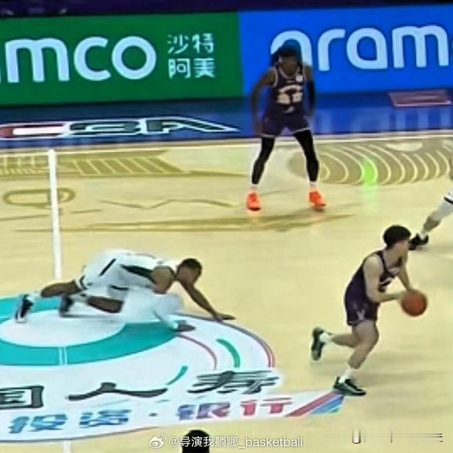 场均两个滑倒！辽宁男篮小外援布朗为啥总摔跤，杨鸣有必要给他换一双鞋，特别是抓地牢