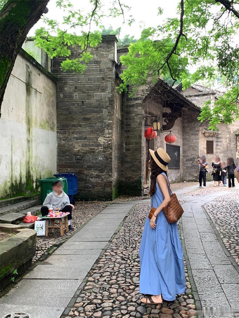 🌿古巷里的蓝裙少女，夏日清新风来袭！🌿👗蓝裙飘飘，仙气十足今天的我，仿佛是