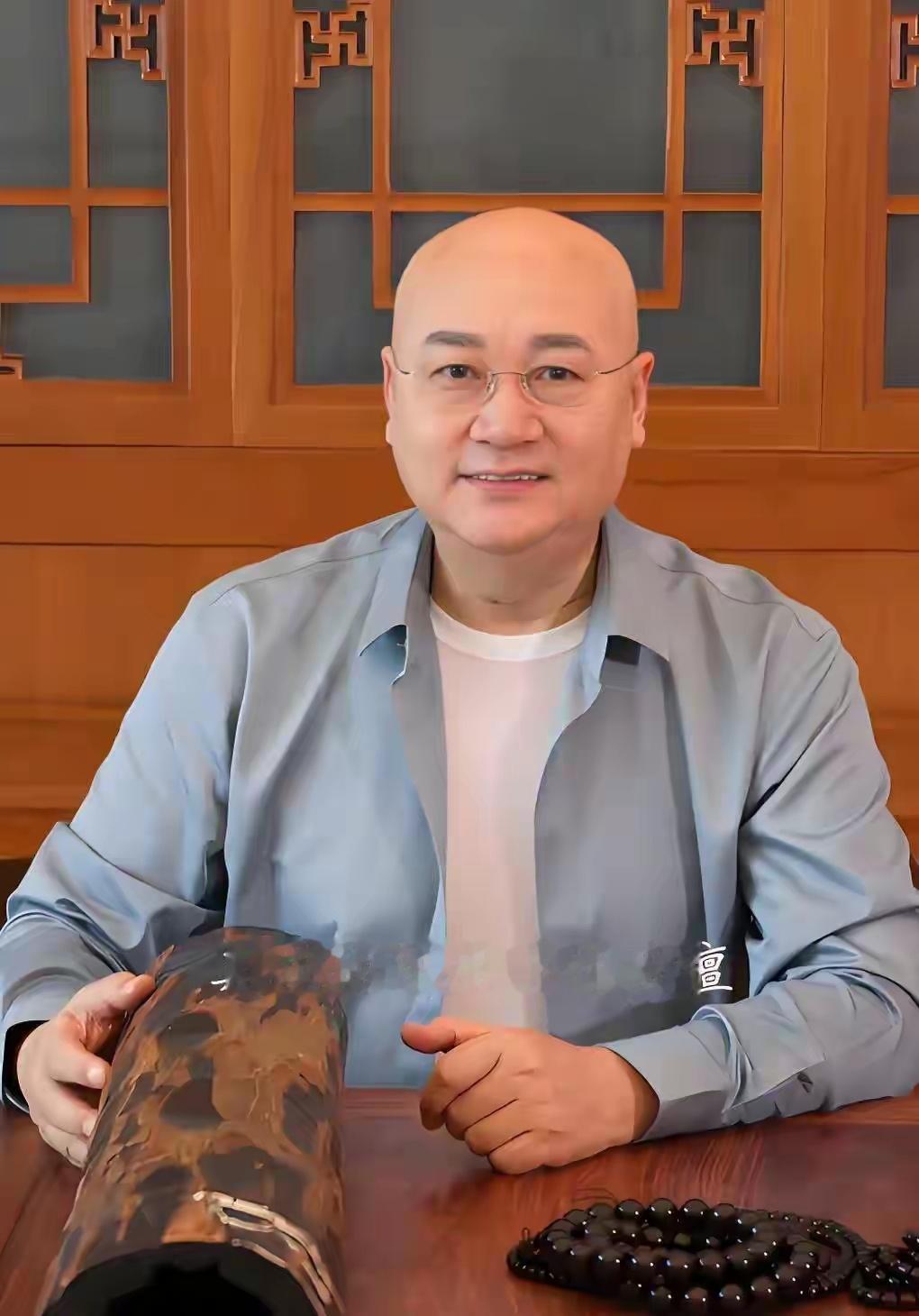 手挽手就等于再婚？迟重瑞与助理同行照，挽的是工作不是新欢 