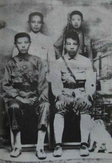 1929年的红军老照片。四位都是湖北咸宁人。前排右边那位虎虎生威的年轻红军排长，