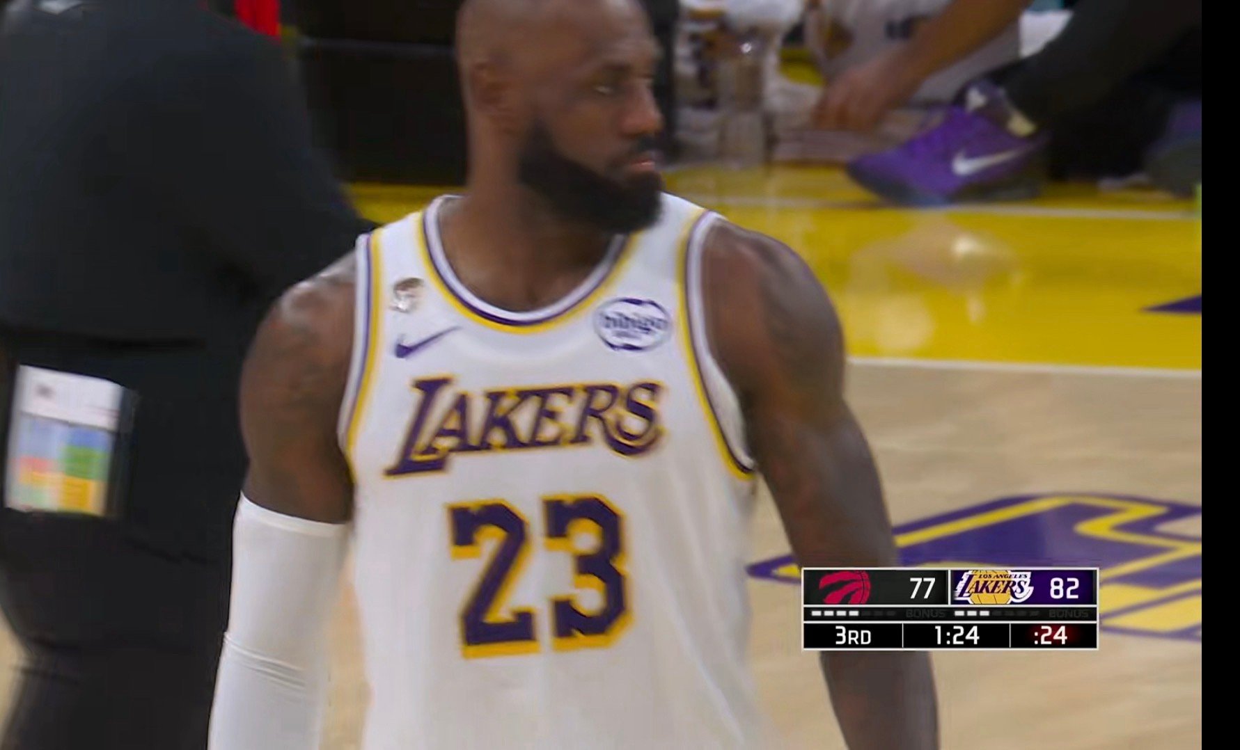 八村和詹姆斯接连命中三分，湖人打停猛龙！猛龙vs湖人