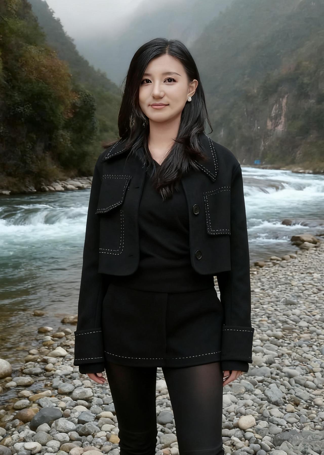 她站在河流的边缘
像一块被时光打磨过的石头
黑色的衣装，是夜的碎片
缝补着风的缺