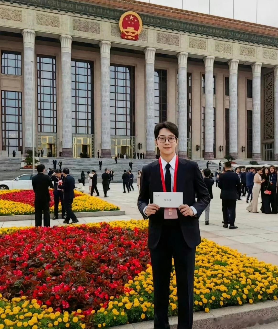 看到赖冠霖ins晒观礼照，才知道他已经转行许久了，字里行间看得到他的骄傲与自豪，