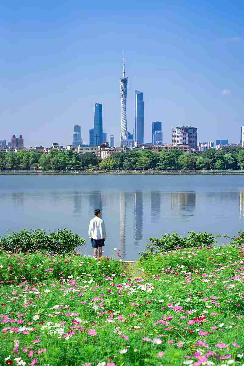 广州海珠湖这地方，藏着城市建设的小心思——明明是人工挖出来的湖，却活成了老广心里