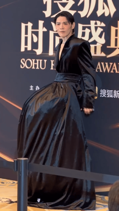 博主吐槽向佐走秀造型辣眼睛 又是高跟鞋又是裙子，可能这就是时尚吧。 