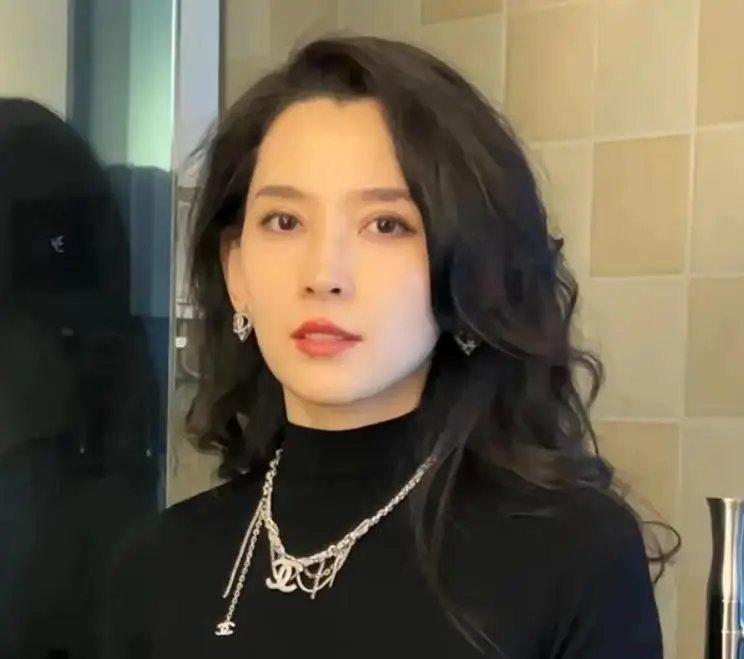 森林北为汪峰辟谣“出轨照片是假的”，未来不敢说但现在感情稳定5月9日晚，森林北（