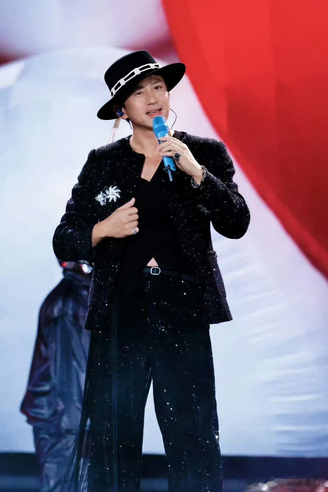 以为邓超偷穿孙俪衣服这个露出来的肚子是真的吗邓超这造型