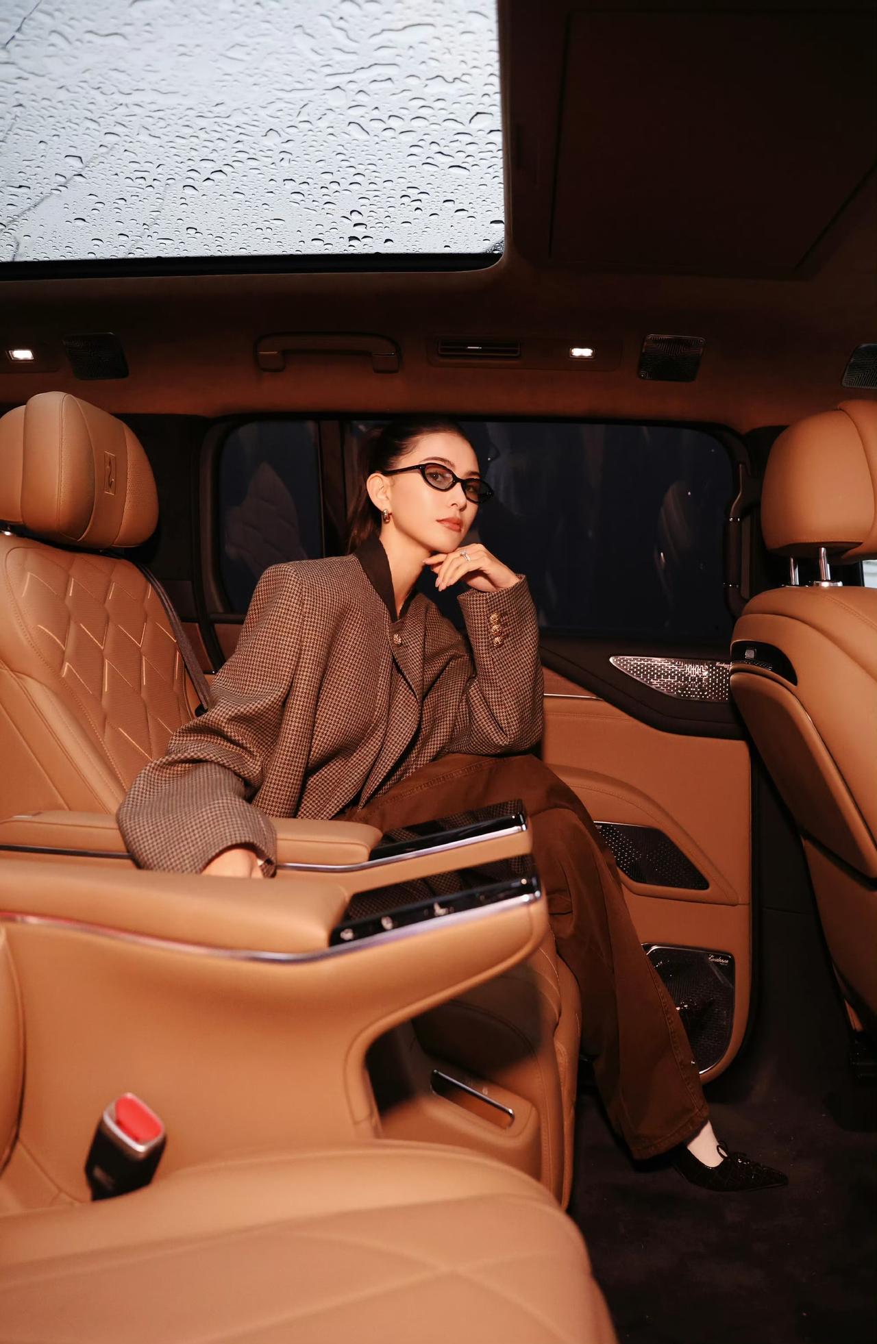 原来昆凌的座驾是仰望U8L，天王嫂的选择果然霸气，该给周杰伦安排一辆仰望U9吧?