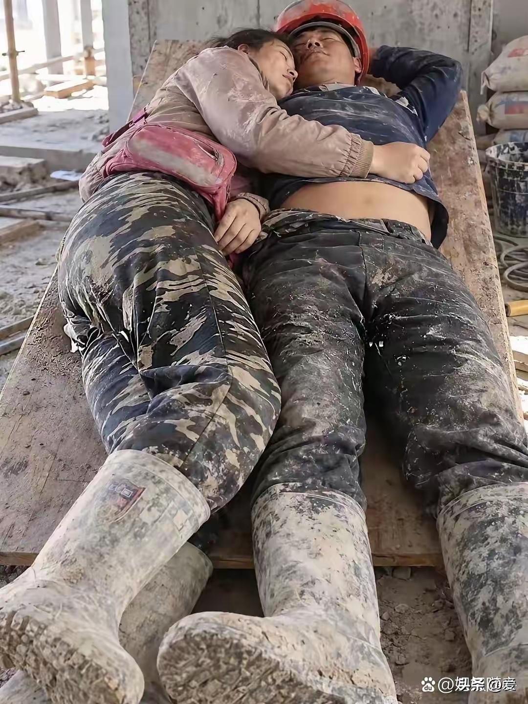 上周在建材市场门口碰到一对夫妻，男的腿有点跛，女的背着半人高的工具包，蹲在路边啃