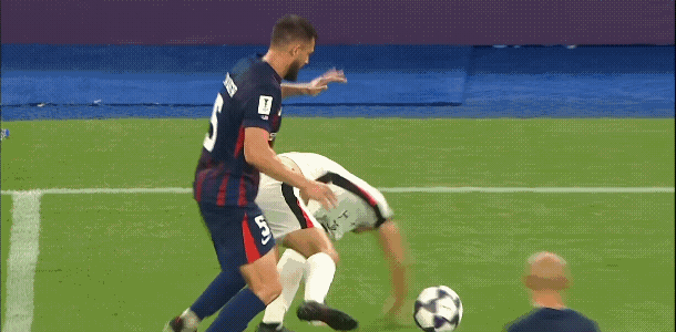 柔佛新山这个球员动作也是够坏的，你说他不是故意的吧，李圣龙也不可能受伤害这么大，