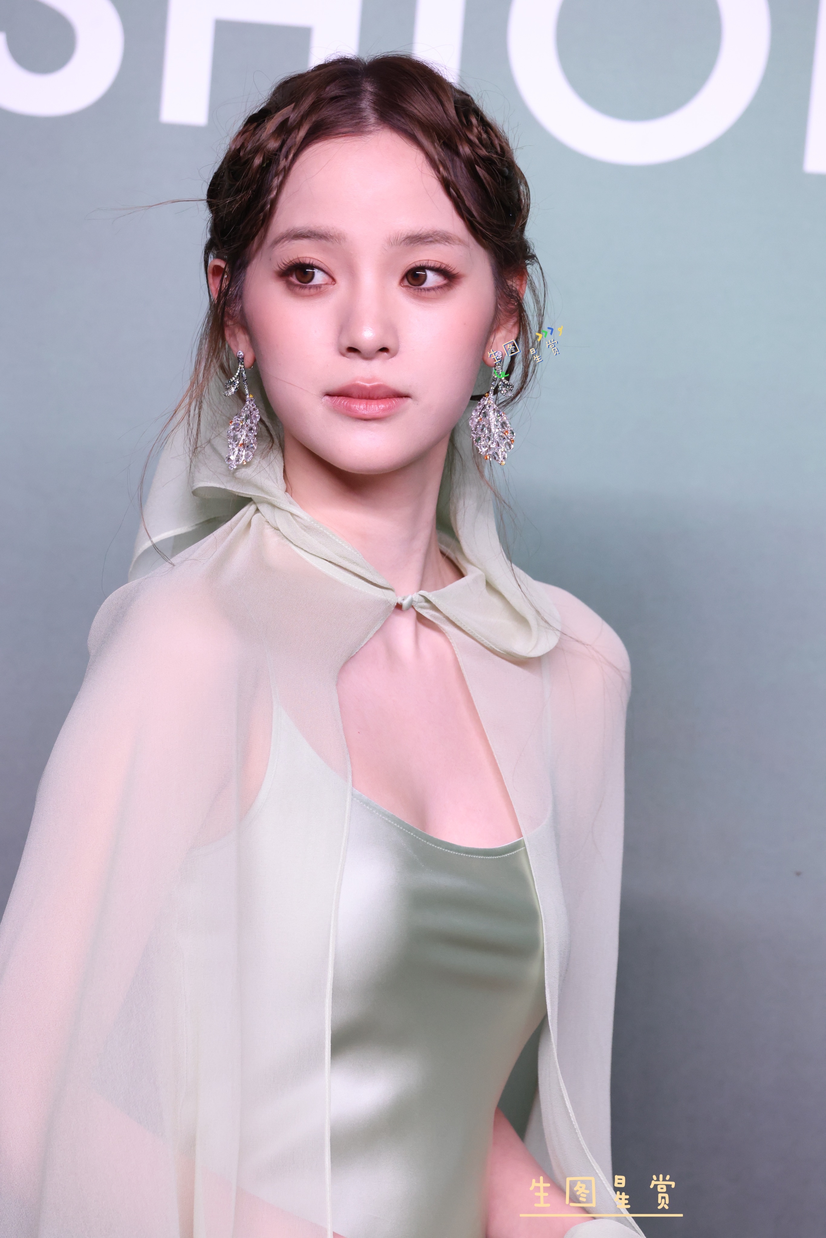 欧阳娜娜vogue盛典红毯森系少女，水灵灵的出现🧚‍♀️🫧欧阳娜娜光脚走红毯