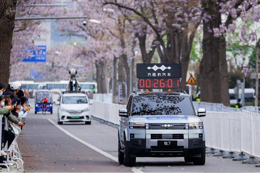 今年机器人跑半马也太快了2026年4月19日，全球首个人形机器人半程马拉松在北京